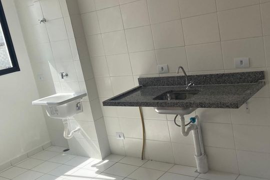Cozinha e área de serviço de apartamento para alugar com 2 quartos, 45m² em Vila Aquilino, Santo André