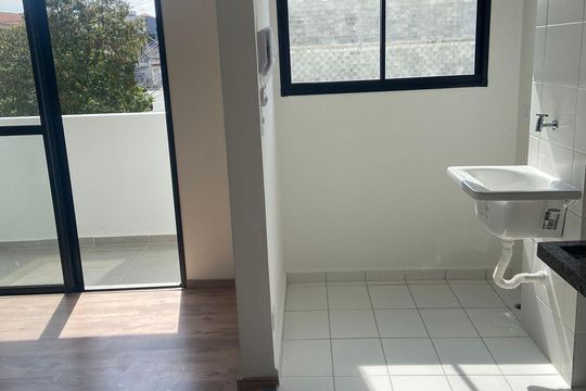Cozinha e área de serviço de apartamento para alugar com 2 quartos, 45m² em Vila Aquilino, Santo André