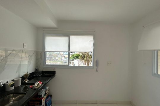Sala e cozinha de apartamento para alugar com 1 quarto, 24m² em Jardim Placaford, Salvador