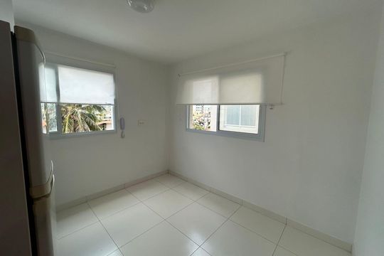 Sala e cozinha de apartamento para alugar com 1 quarto, 24m² em Jardim Placaford, Salvador
