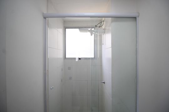 Banheiro de apartamento à venda com 2 quartos, 42m² em Mário Quintana, Porto Alegre