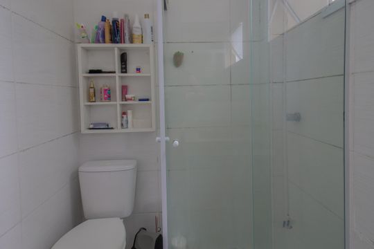 Banheiro suíte de apartamento para alugar com 2 quartos, 55m² em Jardim Nilza Miranda, Mauá