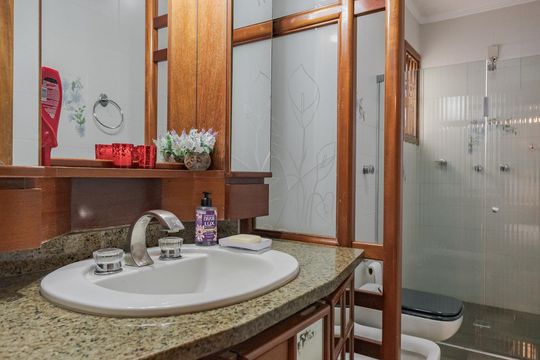 Banheiro de casa à venda com 4 quartos, 301m² em Jardim Itu, Porto Alegre