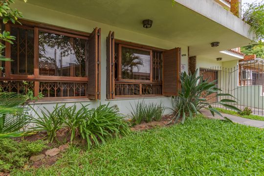 Quintal de casa à venda com 4 quartos, 301m² em Jardim Itu, Porto Alegre