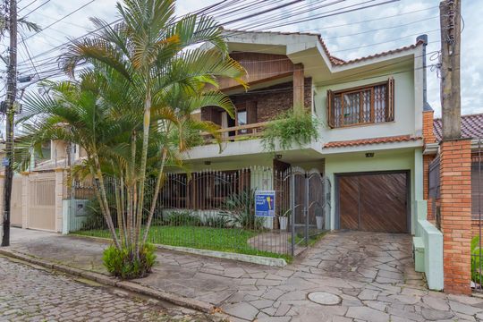 Fachada de casa à venda com 4 quartos, 301m² em Jardim Itu, Porto Alegre