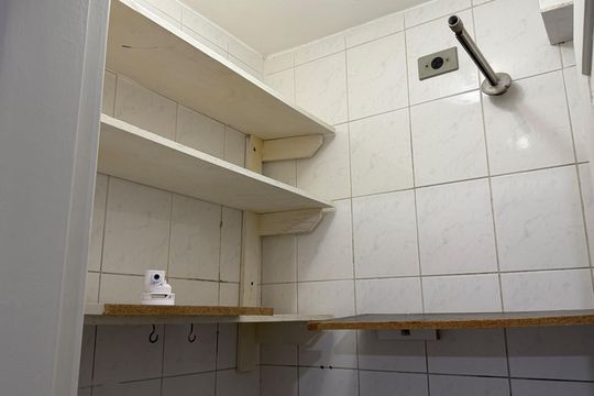 Banheiro de serviço de apartamento para alugar com 2 quartos, 70m² em Pompéia, Santos