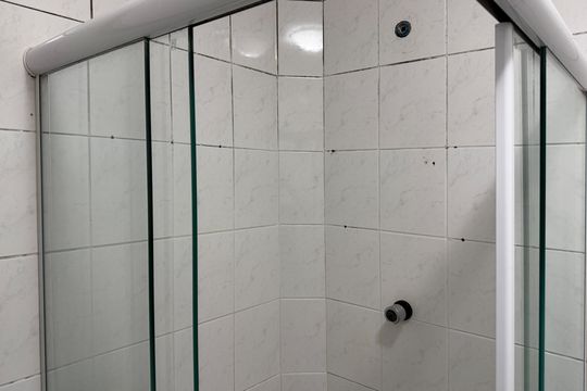 Banheiro de apartamento para alugar com 2 quartos, 70m² em Pompéia, Santos