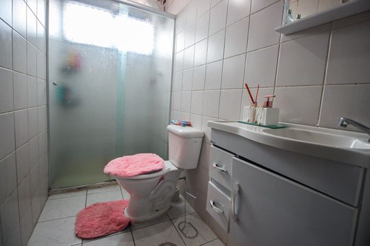Banheiro de apartamento à venda com 2 quartos, 53m² em Jardim Monte Alegre, Taboão da Serra