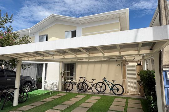 Fachada de casa de condomínio à venda com 3 quartos, 110m² em Jardim Shangai, Jundiaí