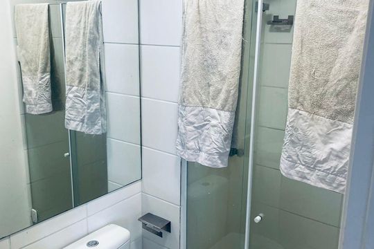 Banheiro de apartamento à venda com 2 quartos, 45m² em Barra Olímpica, Rio de Janeiro