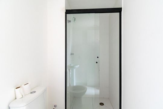 Banheiro de apartamento para alugar com 1 quarto, 27m² em Jardim Itacolomi, São Paulo