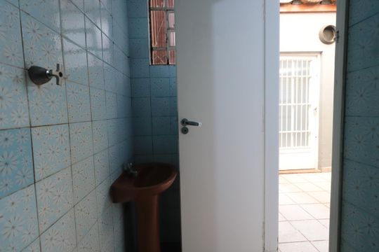 Banheiro de serviço de casa para alugar com 2 quartos, 90m² em Vila Nova Manchester, São Paulo