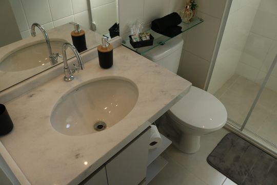 Banheiro de kitnet/studio à venda com 1 quarto, 27m² em Água Branca, São Paulo