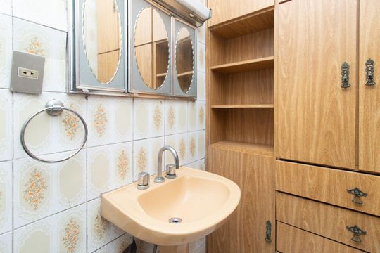 Banheiro de apartamento à venda com 1 quarto, 40m² em Centro Histórico, Porto Alegre