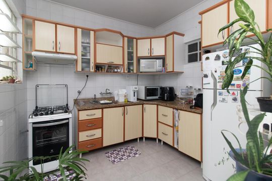 Cozinha e Área de Serviço de apartamento à venda com 2 quartos, 64m² em Santo Antônio, Porto Alegre