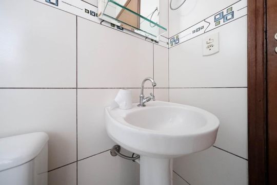 Banheiro de casa para alugar com 2 quartos, 60m² em Vila Nhocuné, São Paulo