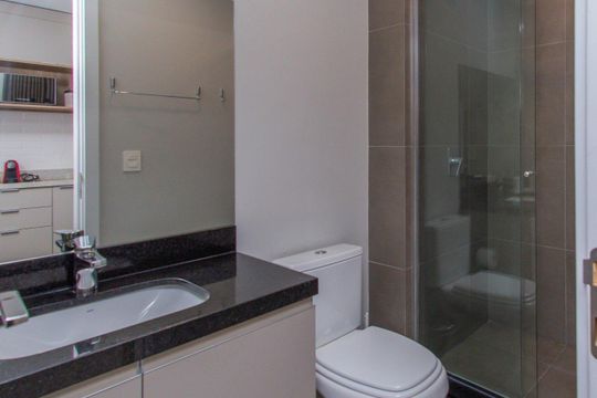 Banheiro de kitnet/studio para alugar com 1 quarto, 29m² em Três Figueiras, Porto Alegre