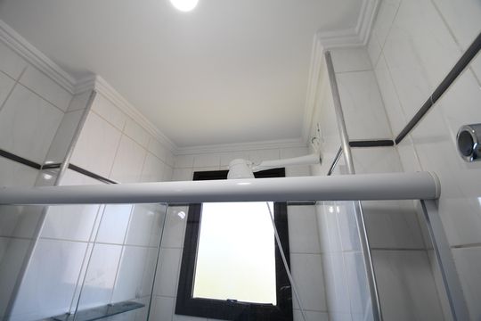 Banheiro Suíte de apartamento à venda com 3 quartos, 76m² em Vila Guararapes, Campinas
