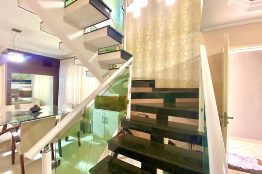 Escada  de casa à venda com 3 quartos, 202m² em Jardim Bela Vista, Guarulhos