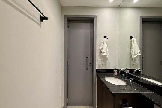 Banheiro  de kitnet/studio para alugar com 1 quarto, 27m² em Jardim das Acacias, São Paulo