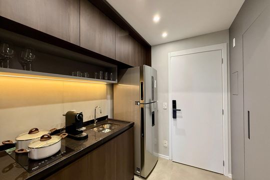 Cozinha  de kitnet/studio para alugar com 1 quarto, 27m² em Jardim das Acacias, São Paulo