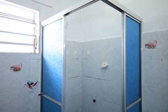 Banheiro de casa para alugar com 2 quartos, 80m² em Vila Santista, São Paulo