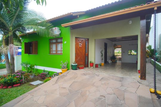 Área externa de casa à venda com 2 quartos, 90m² em Feitoria, São Leopoldo