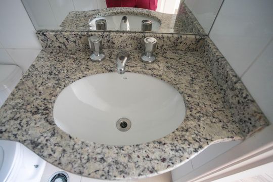 Banheiro social  de apartamento para alugar com 2 quartos, 69m² em Taboão, São Bernardo do Campo
