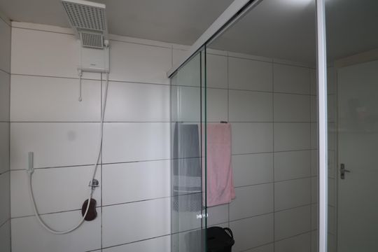 Banheiro de apartamento à venda com 2 quartos, 52m² em Estância Velha, Canoas