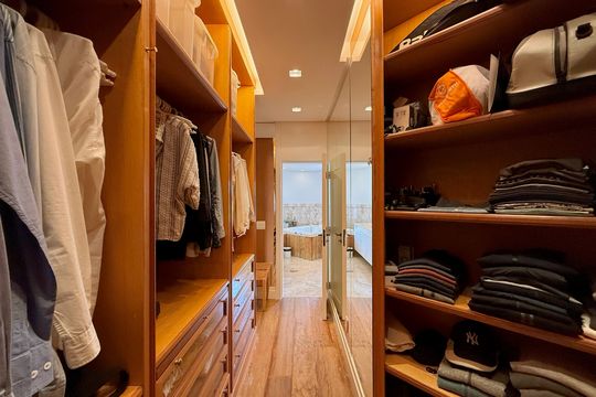 Closet Suíte 1 de apartamento à venda com 3 quartos, 400m² em Campo Belo, São Paulo
