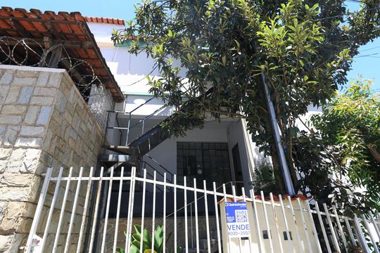 Fachada de casa à venda com 3 quartos, 180m² em Sagrada Família, Belo Horizonte