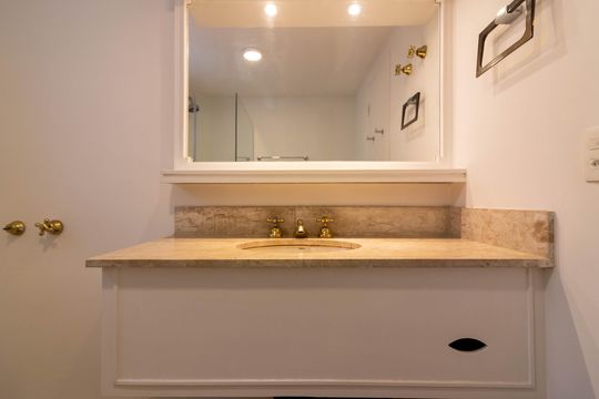 Banheiro de apartamento à venda com 1 quarto, 43m² em Jardim Paulistano, São Paulo