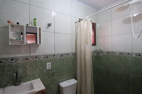 Banheiro de casa à venda com 3 quartos, 50m² em Fátima, Canoas