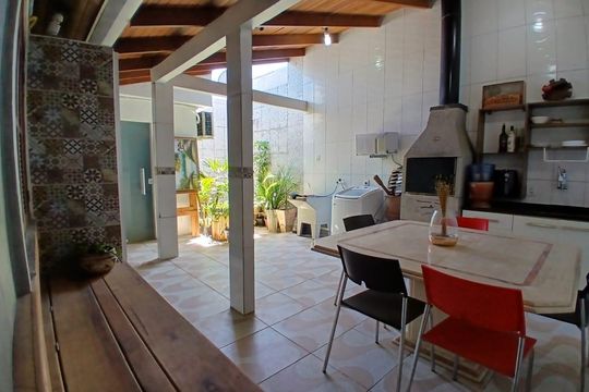 Casa à venda com 3 quartos, 80m² em Guajuviras, Canoas