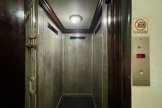 Hall de entrada externo - social e de serviço - elevador de apartamento à venda com 3 quartos, 100m² em Copacabana, Rio de Janeiro