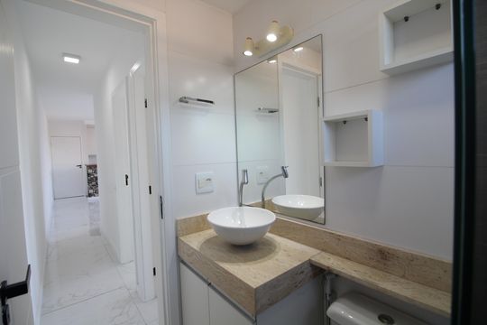 Banheiro  de apartamento à venda com 2 quartos, 53m² em Taquara, Rio de Janeiro