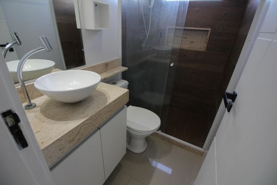 Banheiro  de apartamento à venda com 2 quartos, 53m² em Taquara, Rio de Janeiro