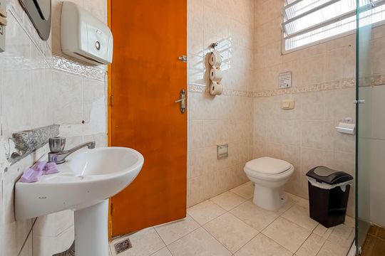 Banheiro - Piso Superior de casa para alugar com 6 quartos, 372m² em Vila Dom Pedro I, São Paulo