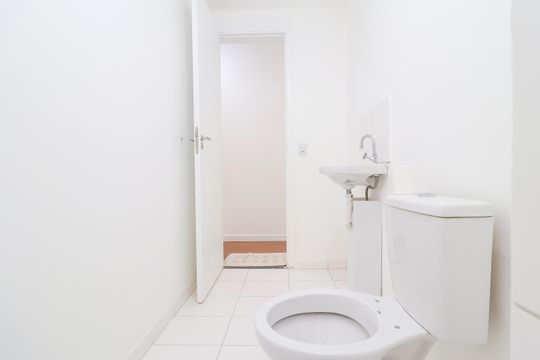 Banheiro de apartamento para alugar com 2 quartos, 44m² em Gleba do Pêssego, São Paulo