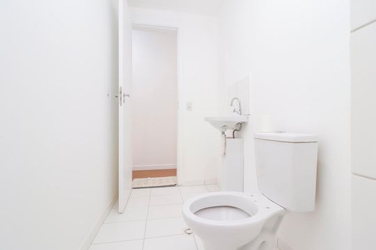 Banheiro de apartamento para alugar com 2 quartos, 44m² em Gleba do Pêssego, São Paulo