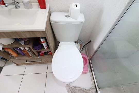 Banheiro de apartamento à venda com 2 quartos, 40m² em Sarandi, Porto Alegre