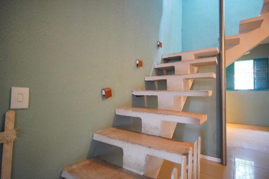 Escada - Acesso 2o Piso de casa para alugar com 3 quartos, 75m² em Costa E Silva, Porto Alegre
