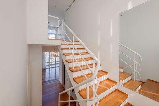 Escada - Piso Superior de apartamento à venda com 4 quartos, 300m² em Vila Mariana, São Paulo