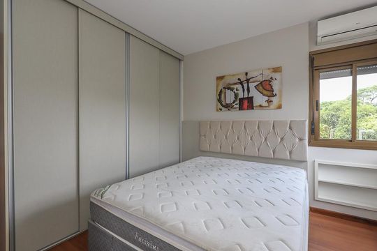 Quarto Suíte de apartamento para alugar com 2 quartos, 81m² em Passo D’areia, Porto Alegre
