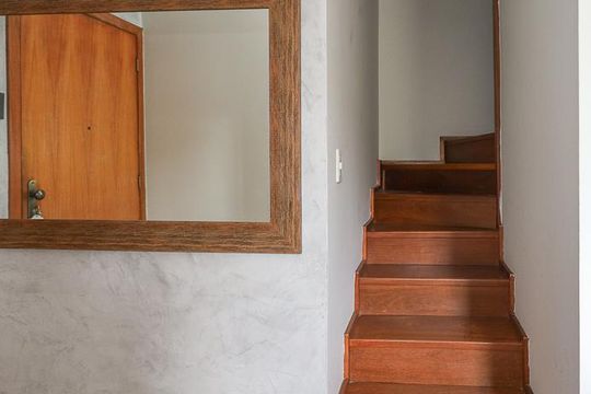 Escada de apartamento para alugar com 2 quartos, 81m² em Passo D’areia, Porto Alegre