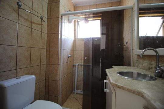 Banheiro de apartamento à venda com 1 quarto, 55m² em Jardim do Salso, Porto Alegre