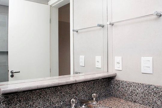 Banheiro de kitnet/studio à venda com 1 quarto, 30m² em Centro Histórico, Porto Alegre