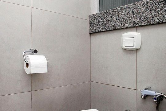 Banheiro de kitnet/studio à venda com 1 quarto, 30m² em Centro Histórico, Porto Alegre
