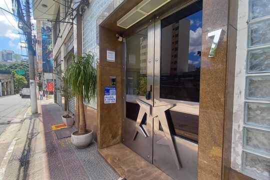 Fachada + Plaquinha de apartamento à venda com 1 quarto, 86m² em Barra Funda, São Paulo