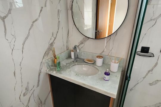 Banheiro de kitnet/studio para alugar com 1 quarto, 27m² em Vila Moinho Velho, São Paulo